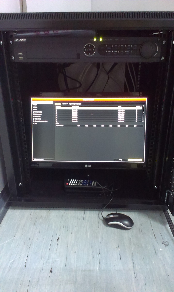 Rejestrator Hikvision w szafie Rack